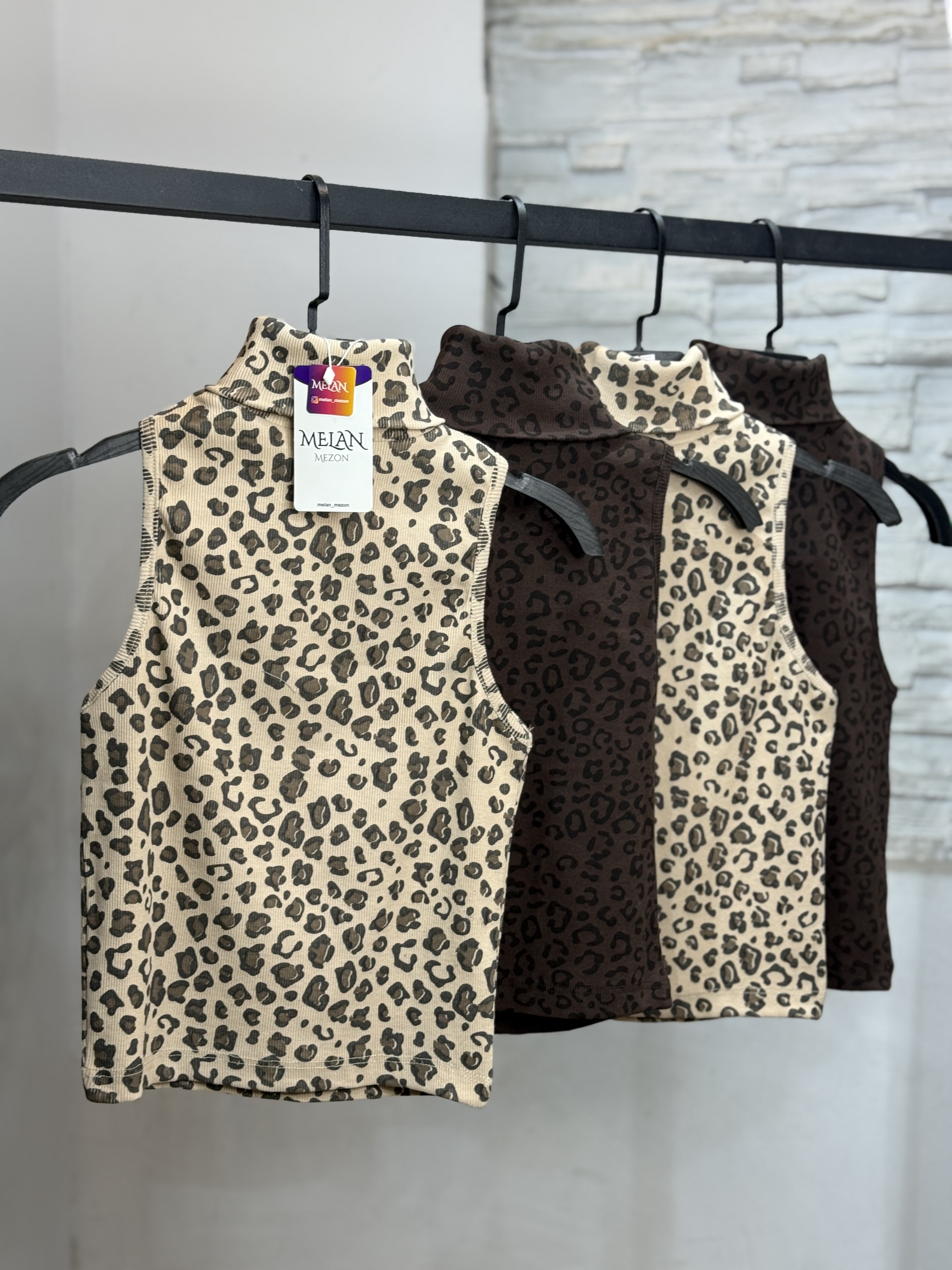 تصویر کراپ تاپ یقه اسکی پلنگی crop top